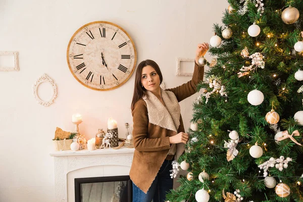 Mutlu kutlamalar. Güzel kadın yeni yıl kutluyor. Kutlama kız Noel ağacı yakınındaki