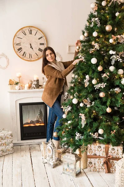 Mutlu kutlamalar. Güzel kadın yeni yıl kutluyor. Kutlama kız Noel ağacı yakınındaki