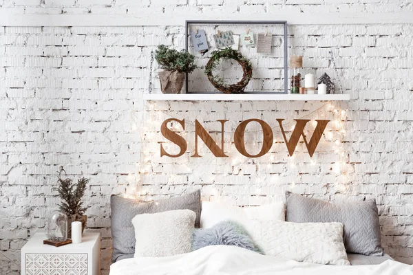 Amplio Dormitorio Luz Blanca Estilo Loft Con Árbol Navidad Decorado — Foto de Stock
