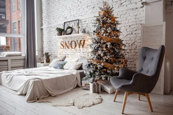 Une Spacieuse Chambre Lumineuse Blanche Dans Style Loft Avec Arbre — Photo