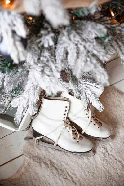 Schöne Damenskates Für Eiskunstlauf Weiß Liegen Neben Dem Weihnachtsbaum Einem — Stockfoto