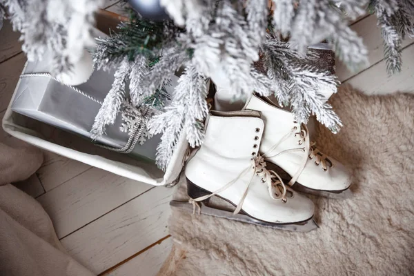 Schöne Damenskates Für Eiskunstlauf Weiß Liegen Neben Dem Weihnachtsbaum Einem — Stockfoto