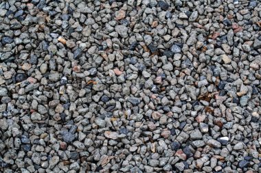 Küçük taşlar bir sürü.