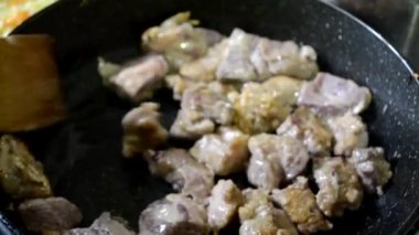 Et tavada kızarır.