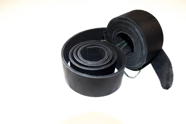 Cinturones de cuero sobre fondo blanco —  Fotos de Stock