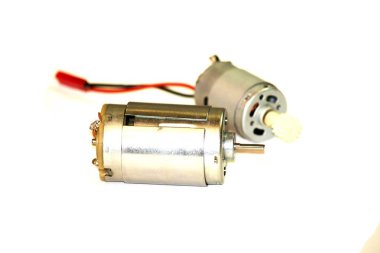 İki motora yaklaş. Tecrit edilmiş arka plan.