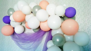 Duvarda renkli balonlar