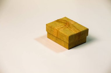 Noel ve Yeni Yıl, sarı hediye kutusu