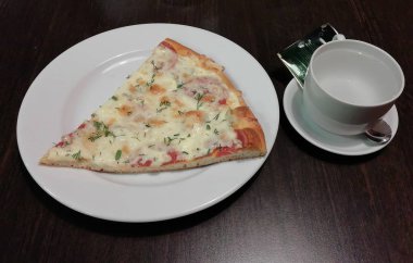 Bir dilim pizza ve kaynar su..