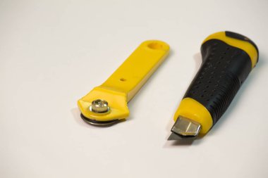 Yazar ve döner bıçak yakın plan.