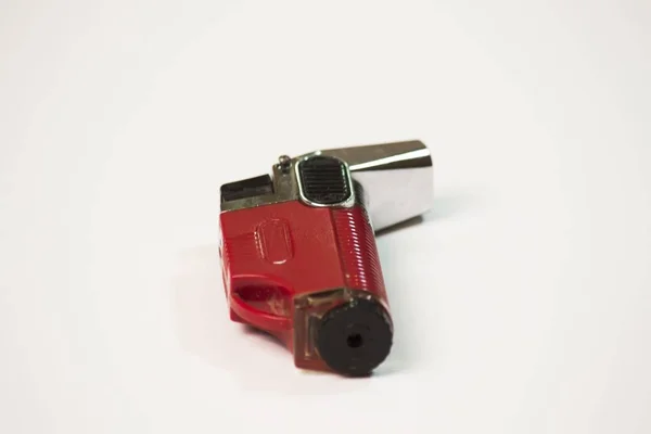 Närbild gas tändare av röd färg — Stockfoto