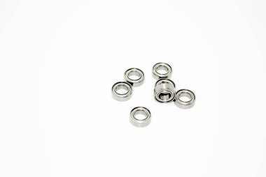 Beyaz arka planda gümüş taşıyorlar.