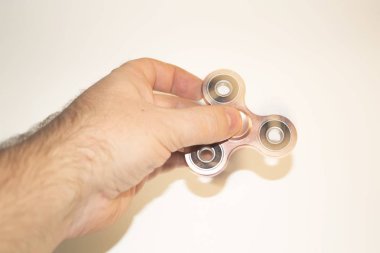 Elin içinde döner. Elin bir fırıldak tutar.