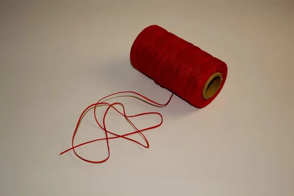 Bobine de fil ciré rouge . — Photo