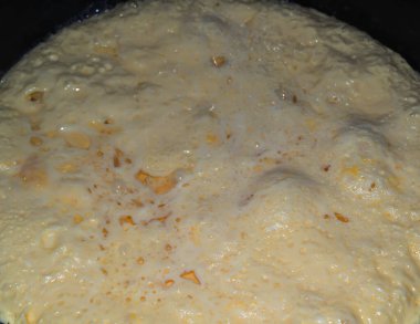 Tavada omlet pişiriyorum.