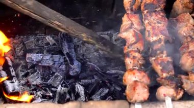 Kömür ve barbekü. Kömür karıştırma.