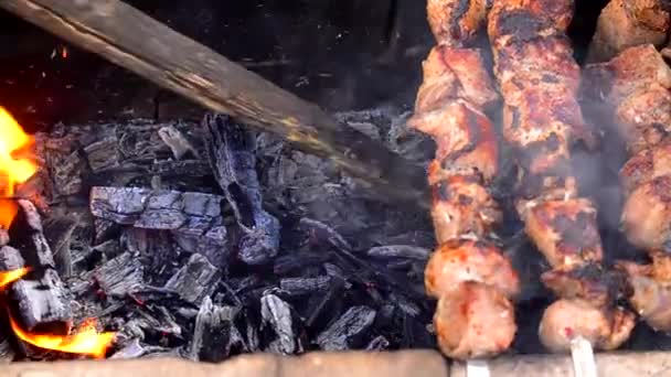 Charbons et barbecue. Mélange de charbons. — Video