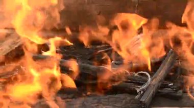 Kömür ve ateş yakın