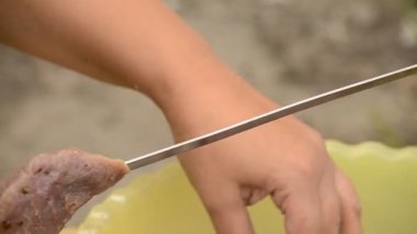 Eti yakın çekime asmak.