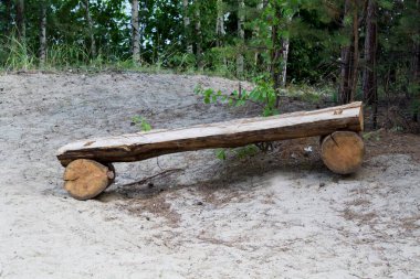 Kumsalda tahta bir bank..