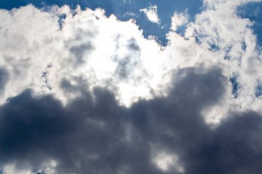 Karanlık gökyüzündeki bulutlar.