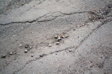 Güneşli bir günde ışık asfaltı çatlatmış..