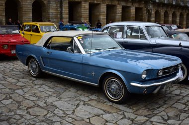 Santiago de Compostela, İspanya. Temmuz 2018. Mavi Ford Mustang katedral yakın genel bir sergide. Bozluk Meydanı, parlak araba.