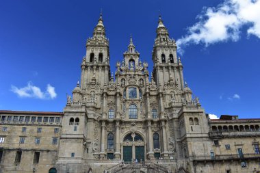 Katedral. Barok cephesi temiz taş ile. Güneşli bir gün, mavi gökyüzü, bozluk Meydanı. Santiago de Compostela, İspanya.