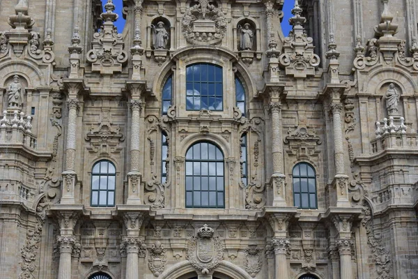 Catedral Fachada Barroca Closeup Janelas Com Reflexos Nuvens Colunas Estátuas — Fotografia de Stock