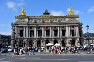 Paris, Fransa. Ağustos 2018. Dönem film Opera Garnier filme. Palais Garnier'e, güneşli bir gün, mavi gökyüzü.