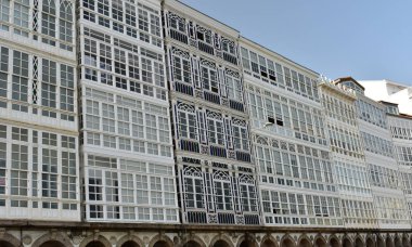 Beyaz ahşap galerileri ile windows arasında modernist cephe detayları. La Coruna, İspanya.