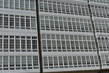 Beyaz ahşap galerileri closeup ile Windows. La Coruna, İspanya.