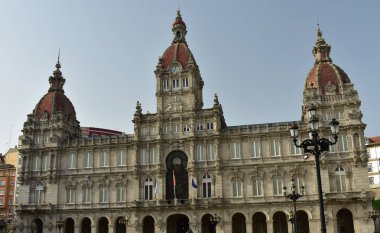 Maria Pita Meydanı, Belediye Binası. La Coruna, İspanya. Güneşli bir gün, mavi gökyüzü.