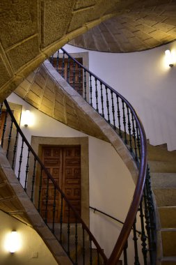 Santiago de Compostela, İspanya. Eylül 2018. Üçlü sarmal taş merdiven. San Domingo de Bonaval, Galicia Lehçesi insanlar Müzesi. Neredeyse boş Müzesi, Pazar ücretsiz ziyaret.