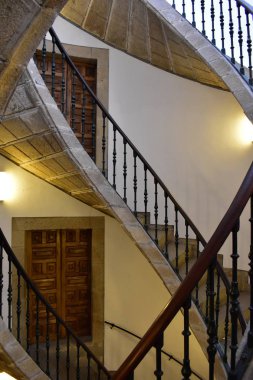 Santiago de Compostela, İspanya. Eylül 2018. Üçlü sarmal taş merdiven. San Domingo de Bonaval, Galicia Lehçesi insanlar Müzesi. Neredeyse boş Müzesi, Pazar ücretsiz ziyaret.