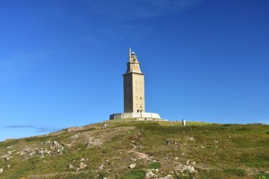 Herkül Kulesi. Roma deniz feneri kullanılıyor. Güneşli bir gün, kamu parki. La Coruna, İspanya.
