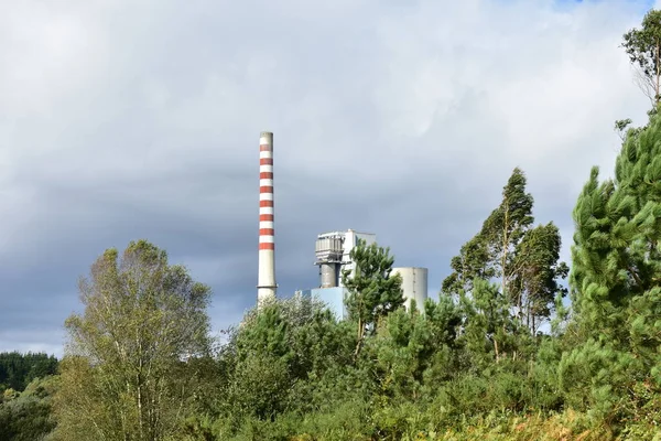 発電所とチロの風景です 赤と白の長い喫煙煙突 薮および草 灰色の空 — ストック写真