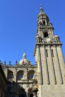 Katedral: Romanesk cephe Barok Saat Kulesi. Platerias Meydanı. Santiago de Compostela, İspanya. Temiz taş, mavi gökyüzü, güneşli bir gün.