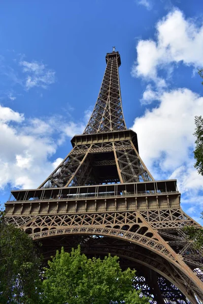 Eiffelturm Paris Frankreich Perspektive Von Unten Bäume Und Blauer Himmel — Stockfoto