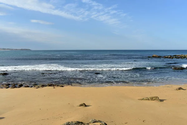 Plaży Złotym Piaskiem Skały Błękitne Wody Falami Pianki Galicja Hiszpania — Zdjęcie stockowe