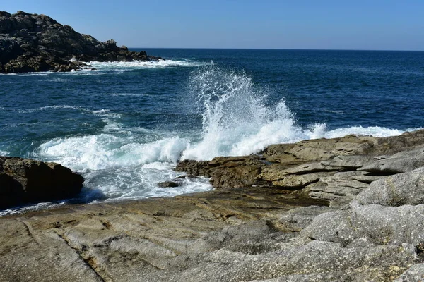 Onde Che Infrangono Contro Rocce Mare Selvaggio Scogliera Acqua Blu — Foto Stock