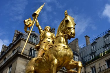 Paris, Fransa. Joan of Arc (Jeanne darc) altın heykel. Mavi gökyüzü beyaz bulutlar ile.