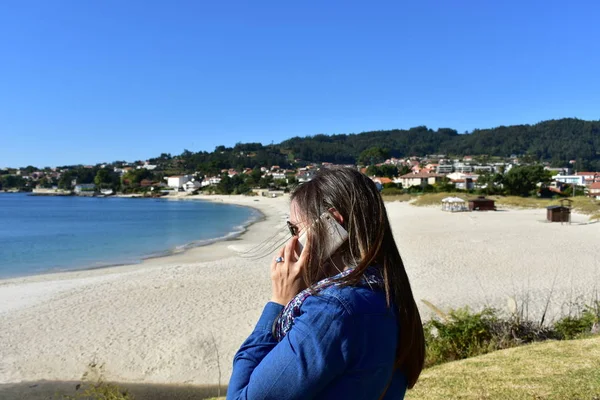 Femme Parlant Sur Smartphone Dans Une Plage Plage Avec Sable — Photo