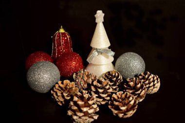 Noel tebrik kartı. Yılbaşı süsleri ve topları.