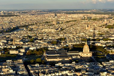 Paris Eiffel Tower. Invalides ve Notre Dame. Gün batımı, gölge kuleden. Fransa.