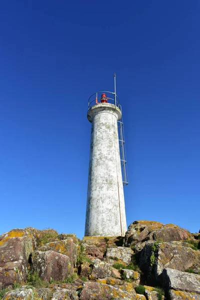 Alter Weißer Leuchtturm Auf Den Felsen Mit Blitzableiter Blauer Himmel — Stockfoto