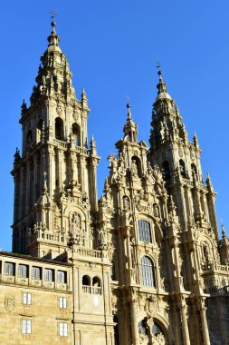 Katedral günbatımı ışık ve temiz taş. Bozluk Meydanı, Barok cephe ve kuleleri. Santiago de Compostela, İspanya.
