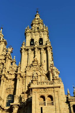 Katedral günbatımı ışık ve temiz taş. Bozluk Square, Santiago de Compostela, İspanya. Cephe ve kule ayrıntıları heykelleri ile. 