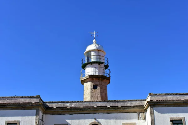 Alter Verlassener Leuchtturm Mit Windfahne Sonnentag Blauer Himmel Galicien Spanien — Stockfoto
