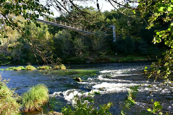 Brücke Über Einen Fluss Wald Herbstfarben Üppige Vegetation Wasser Felsen — Stockfoto